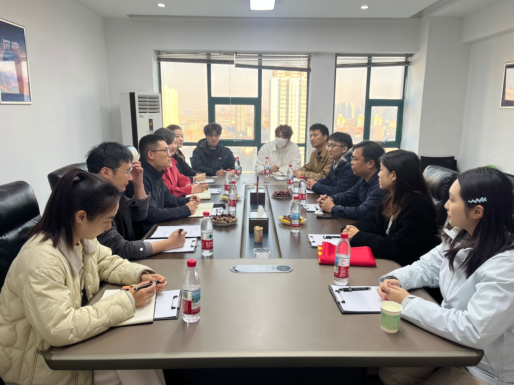 【支部结对共建】校友与基金工作办公室党支部和新闻与传播学院学生第二党支部结对赴河南翰卓文化集团举办党日活动暨校企合作签约仪式